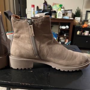 Cobb Hill Chelsea Boots Size 9 Light Brown